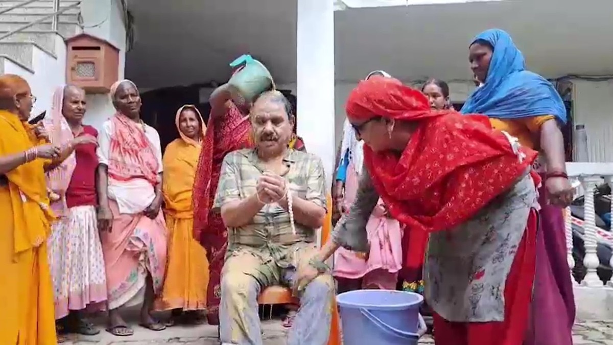 महिलाओं ने BJP नेता को कीचड़ से नहलाया