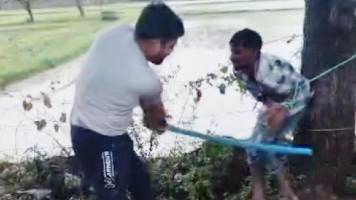 युवक को रस्सी के सहारे पेड़ से बांधकर पीटा.