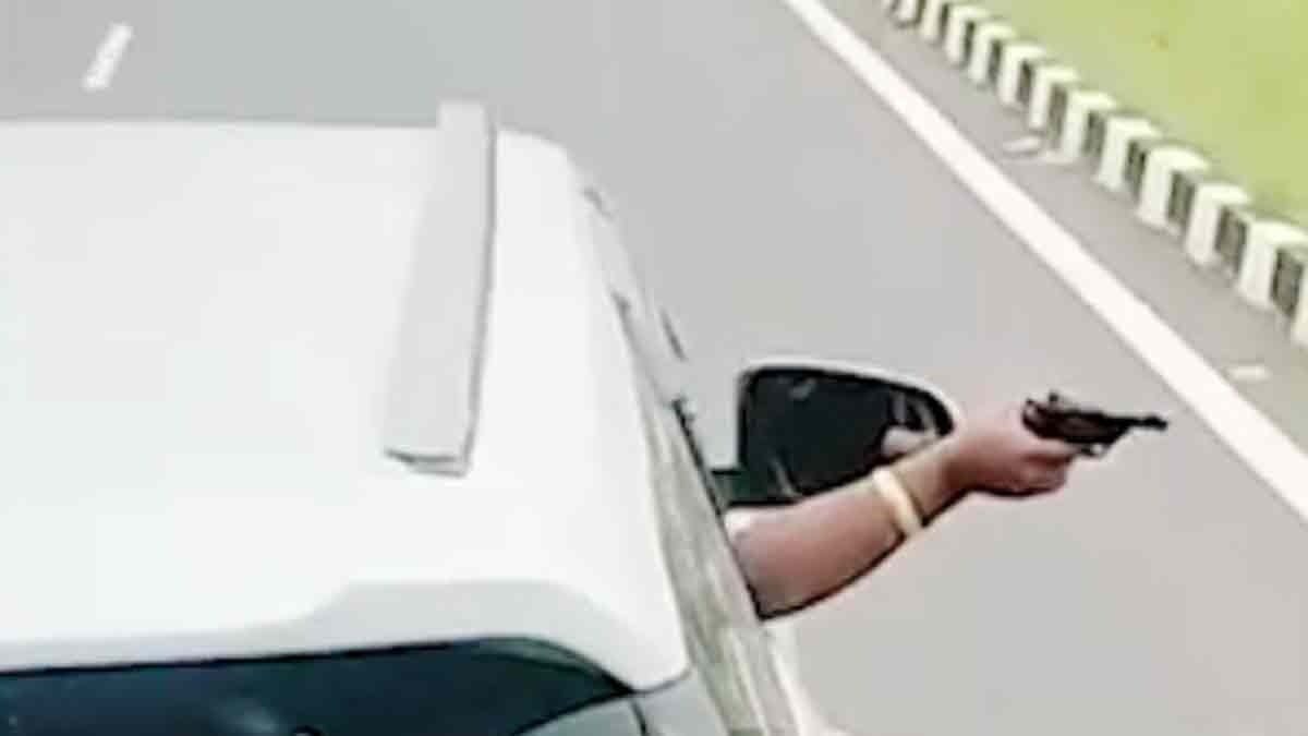 बदमाश युवक ने लहराई पिस्तौल 