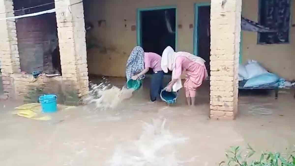 तेज बारिश के चलते घरों में भरा पानी