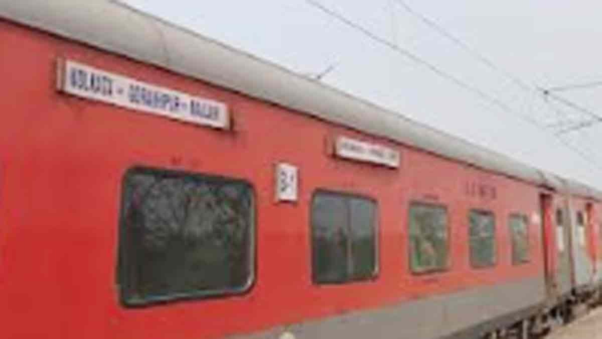 Robbery incident in Purvanchal Express criminals escaped by chain pulling near Dholi station