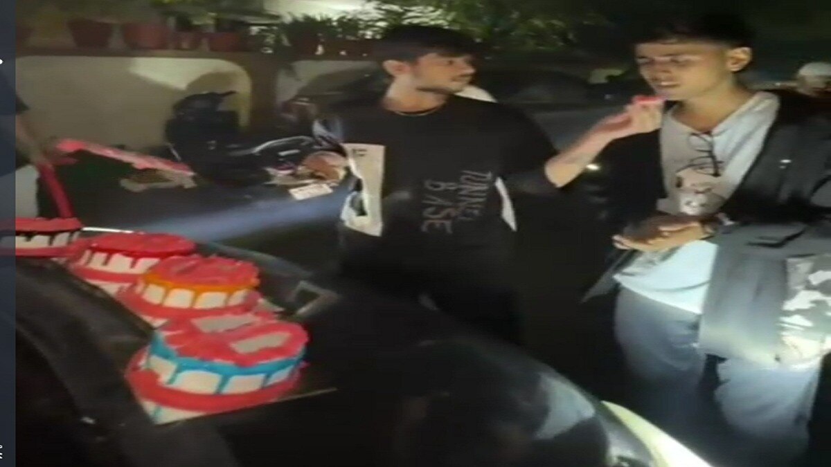 बीच सड़क पर तलवार से काट रहे थे केक