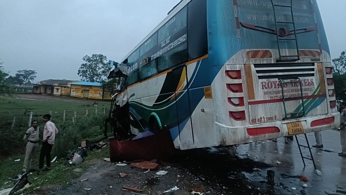 बस और डंपर की टक्कर से हादसा