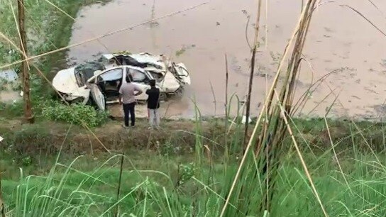 फ्लाइओवर से नीचे गिरी तेज रफ्तार इनोवा, चार की मौत