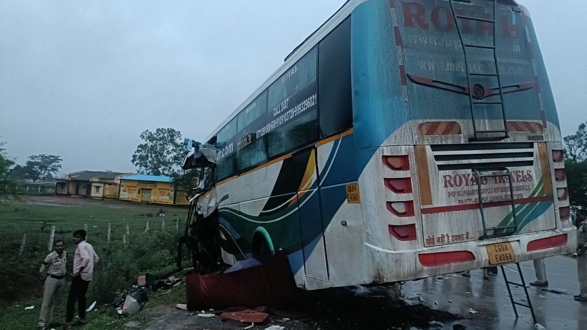 जगदलपुर-रायपुर राजमार्ग पर हादसे का शिकार हुई बस