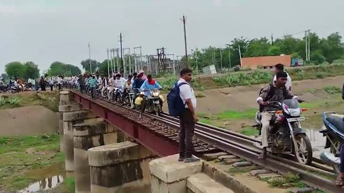 जाम लगा तो लोग रेलवे ट्रैक से ही चल दिए