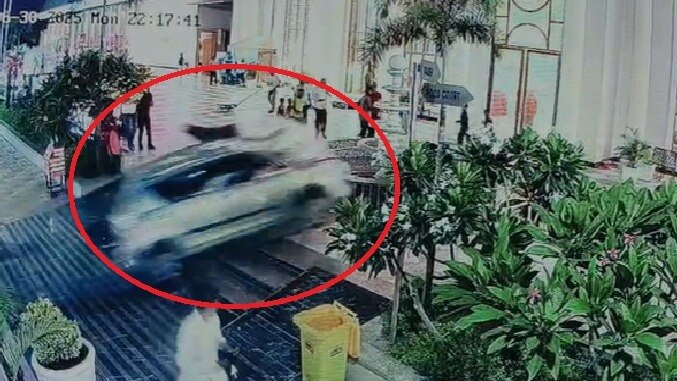 तेज रफ्तार कार अनियंत्रित होकर होटल में घुसी
