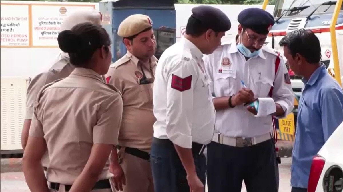 दिल्ली में EoL वाहनों के खिलाफ अभियान के तहत दो मोटरसाइकिलें जब्त, स्क्रैप को सौंपेगी पुलिस