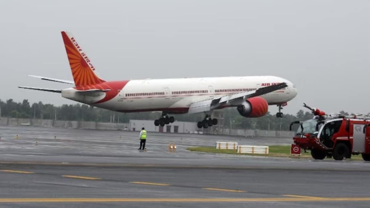 Air India की फ्लाइट में फिर संकट, दिल्ली-वाशिंगटन उड़ान की वियाना में इमरजेंसी लैंडिंग 6 टेकऑफ के बाद हवा में 900 फीट तक नीचे आया एअर इंडिया का विमान, बजने लगे थे वॉर्निंग अलार्म - Air India Flight From Delhi To Vienna Plunged 900 Feet After Take