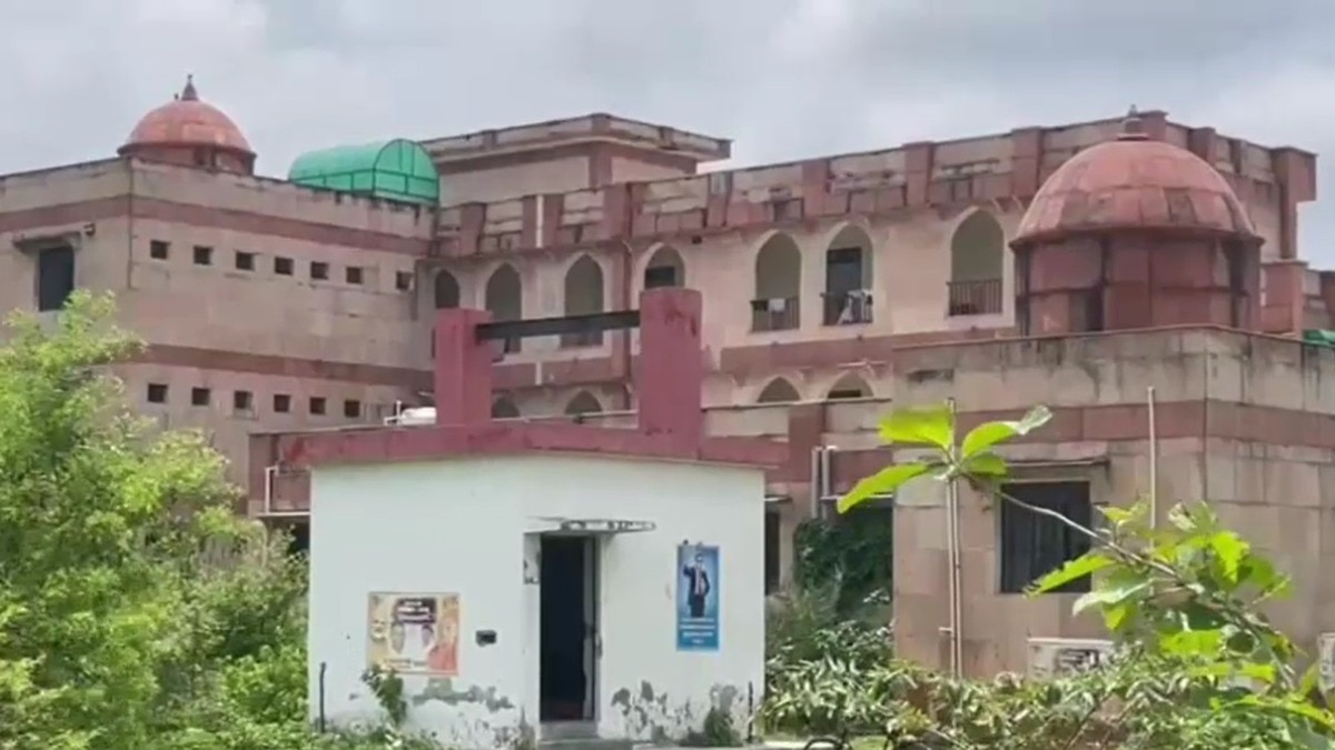 हॉस्टल में लगाया कूलर तो लगा 10-10 हजार का जुर्माना