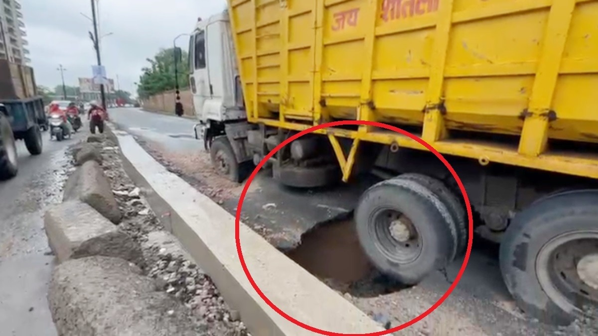 गहरे गड्ढे में फंस गया डंपर. 