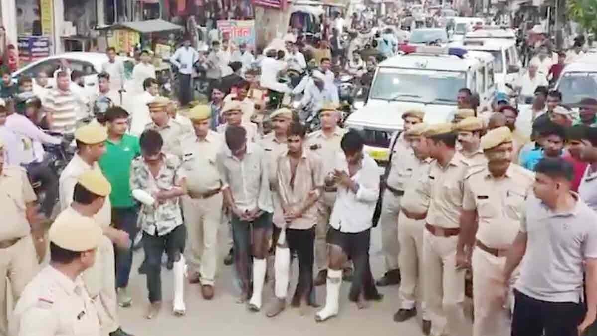 हत्या में शामिल बदमाशों का पुलिस ने निकाला जुलूस