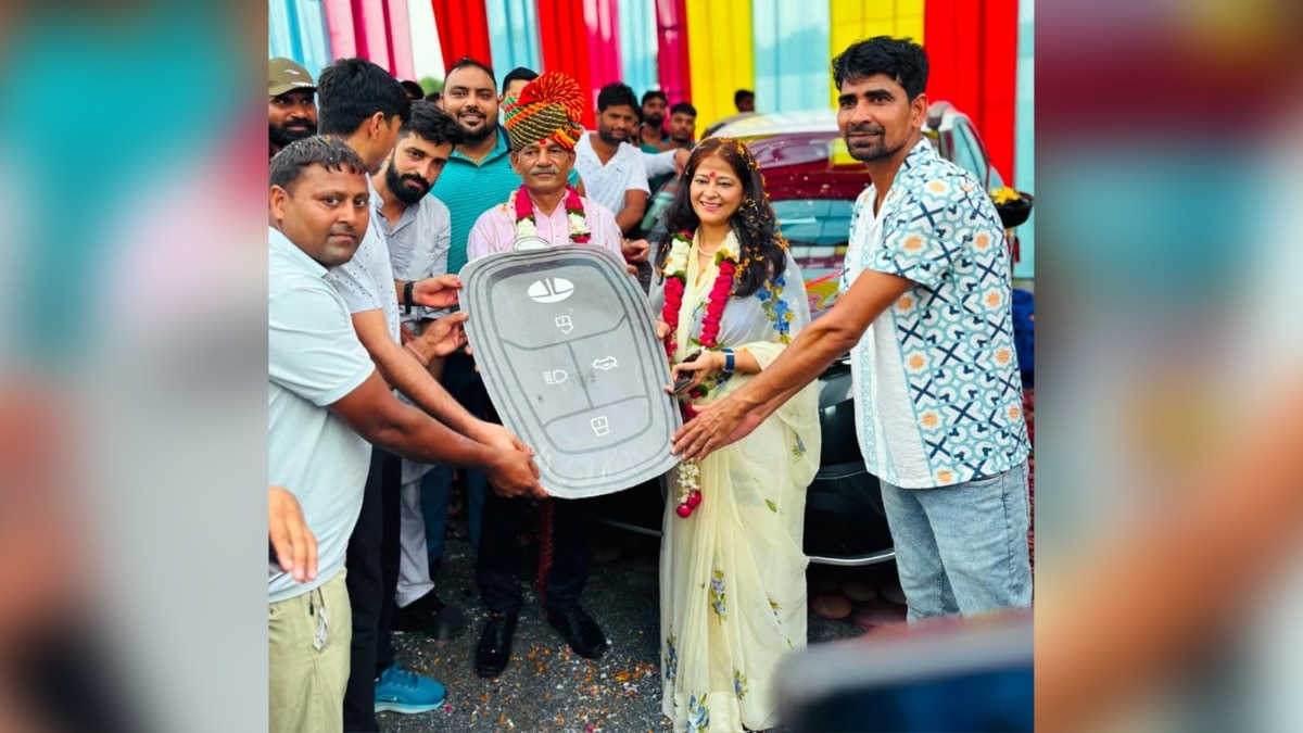 स्टूडेंट्स ने कोच को गिफ्ट की 15 लाख की SUV