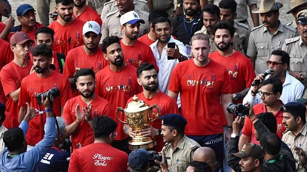  Virat Kohli holds the Indian Premier League (IPL) trophy. (AFP)