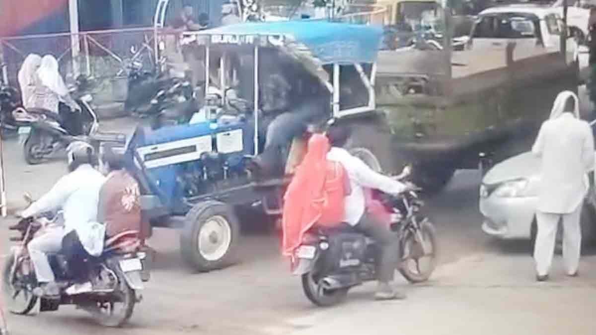 ट्रॉली ट्रैक्टर ने पिता-पुत्री को मारी टक्कर 