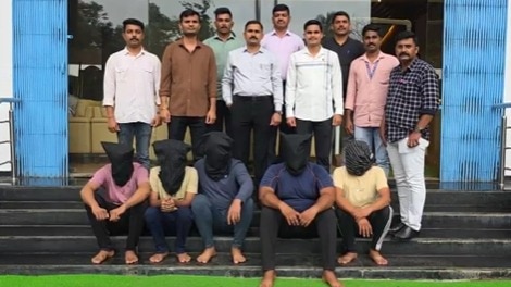 पुलिस की गिरफ्त में आरोपी.