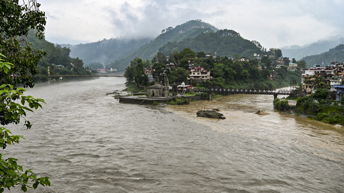 हिमाचल में बादल फटने और फ्लैश फ्लड से भारी तबाही, NDRF-SDRF ने संभाला रेस्क्यू अभियान का मोर्चा