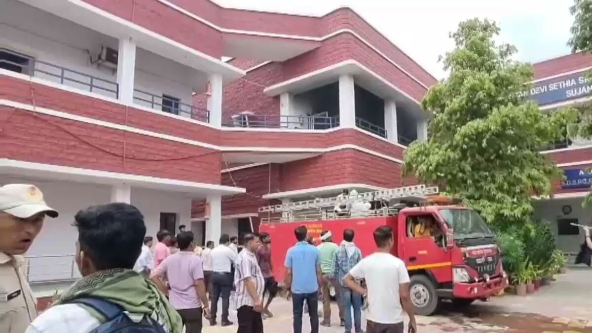 घटना के बाद मौके पर पहुंची फायर ब्रिगेड. (Screengrab)