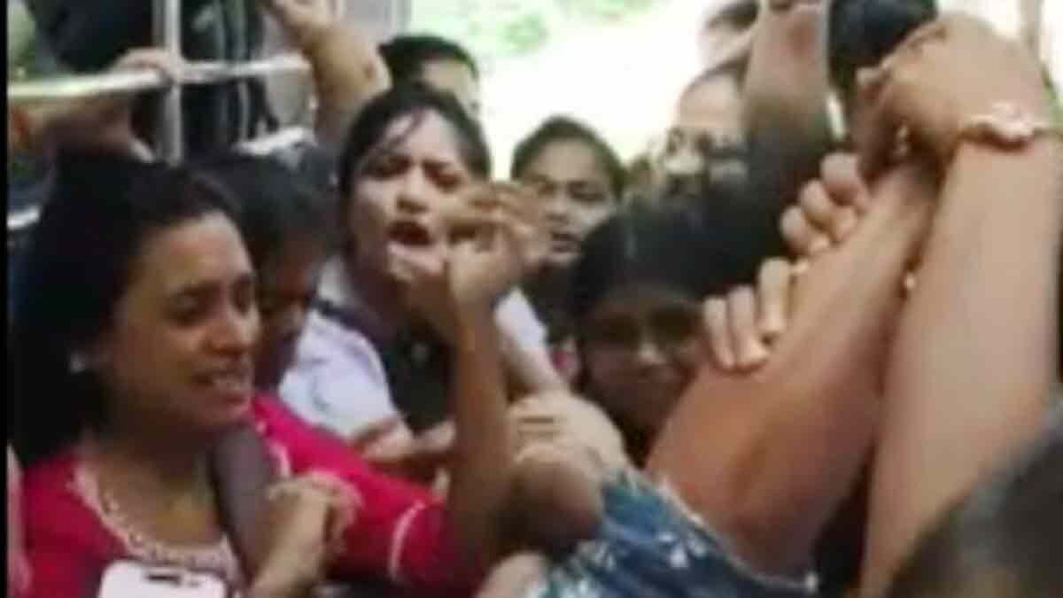 लोकल ट्रेन में कोहनी लगने से शुरू हुआ विवाद, महिला डिब्बे में जमकर हुई हाथापाई, Video