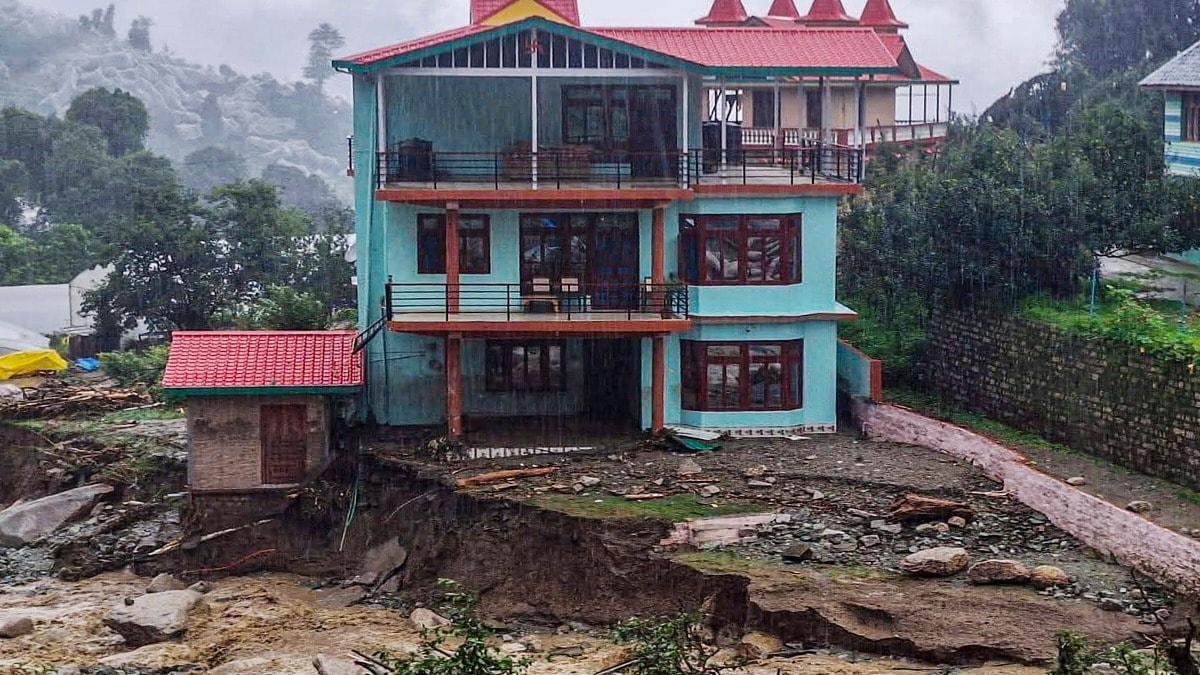 हिमाचल: मंडी में बादल फटने से मरने वालों की संख्या 11 हुई, 34 लापता लोगों की तलाश जारी - Himachal Pradesh Toll in Mandi cloudbursts rises to 11 search on for 34 missing people lclnt - AajTak