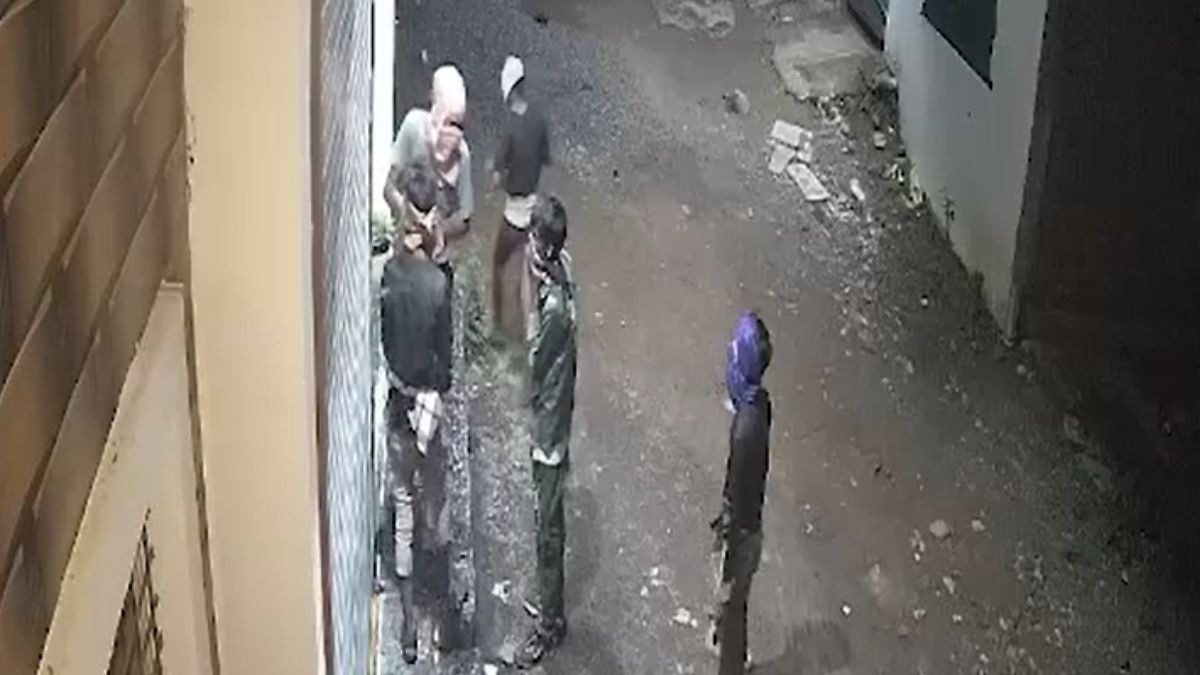 सीसीटीवी में कैद हुए चोर. (Screengrab)