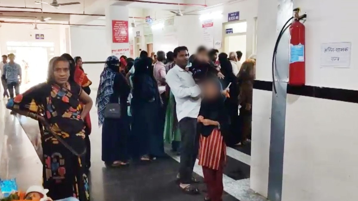 नवजात को देखने अस्पताल में लगी भीड़.