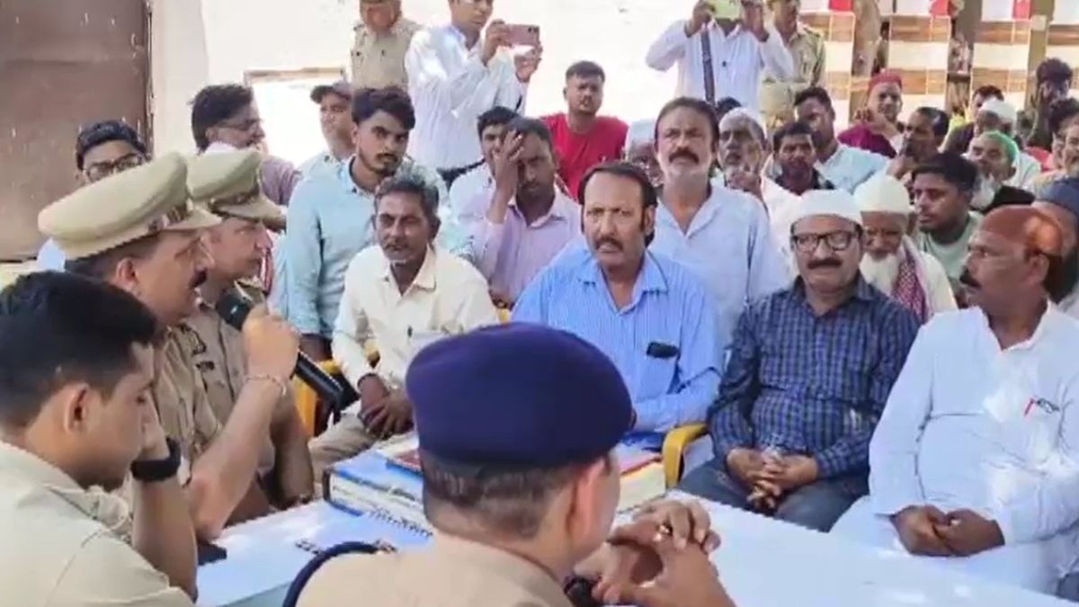 संभल में लोगों के साथ बैठक करते पुलिस अधिकारी. (Screengrab)