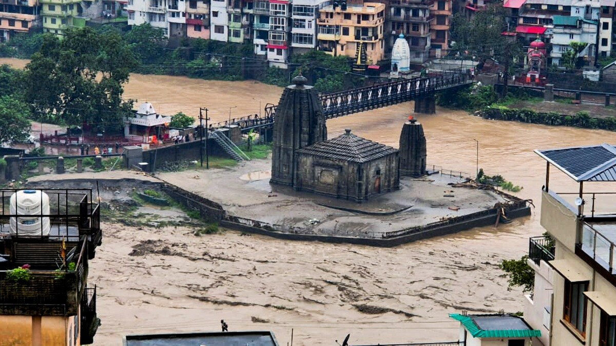 नदी में आई बाढ़ से डूबा मंडी का पंचवक्त्र महादेव मंदिर