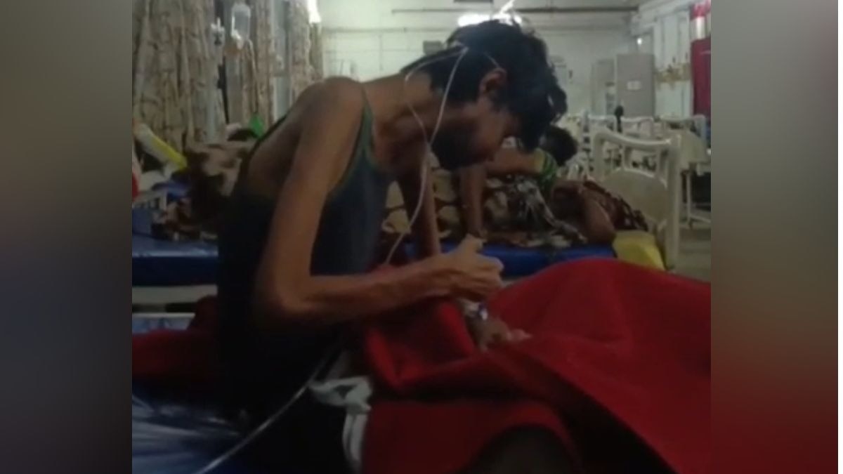 मरीज खुद को लगा रहा था इंजेक्शन. (Screengrab)