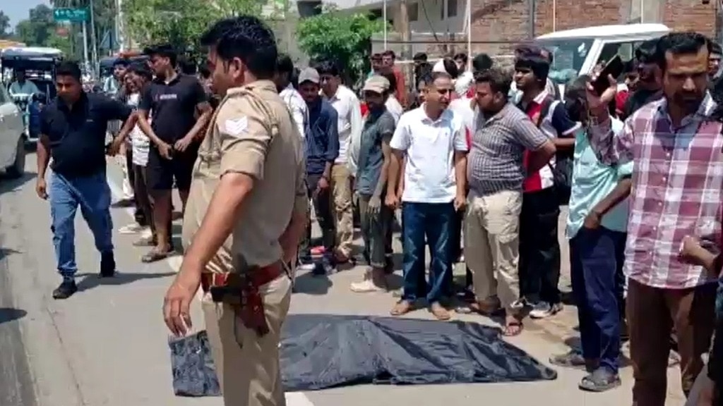 बागपत में स्कूटी सवार की मौत के बाद सड़क पर लगा जाम 