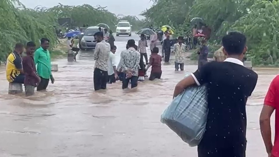 मूसलाधार बारिश से सड़कें बनी दरिया