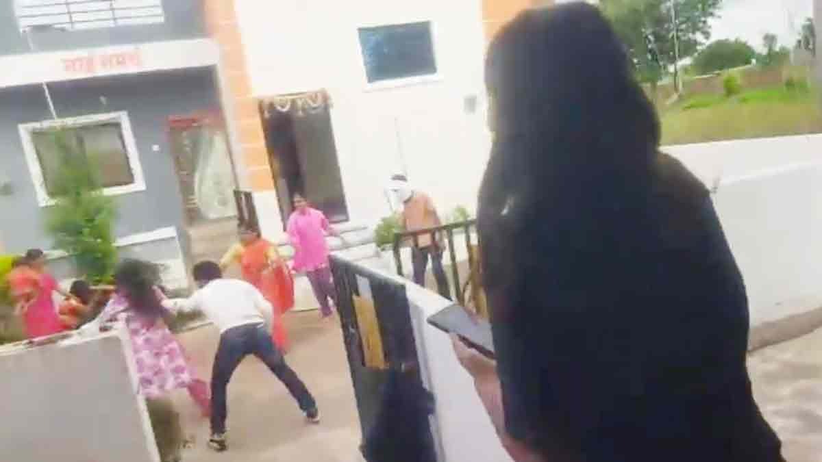  Two people brutally beat up the girl's father for asking questions