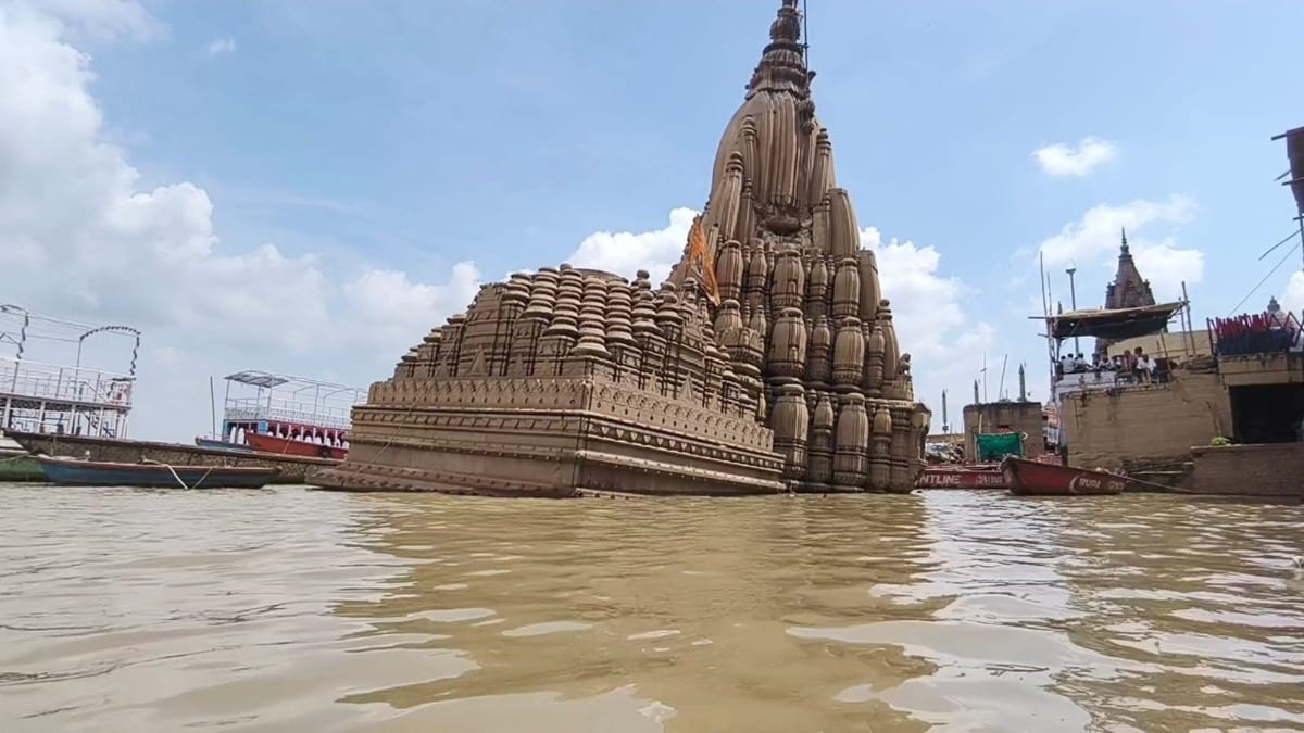 वाराणसी में गंगा का जलस्तर बढ़ा, मणिकर्णिका घाट आधा डूबा, छत पर हो रहा अंतिम संस्कार - Ganga water level rises in Varanasi Manikarnika Ghat half submerged last rites being performed on