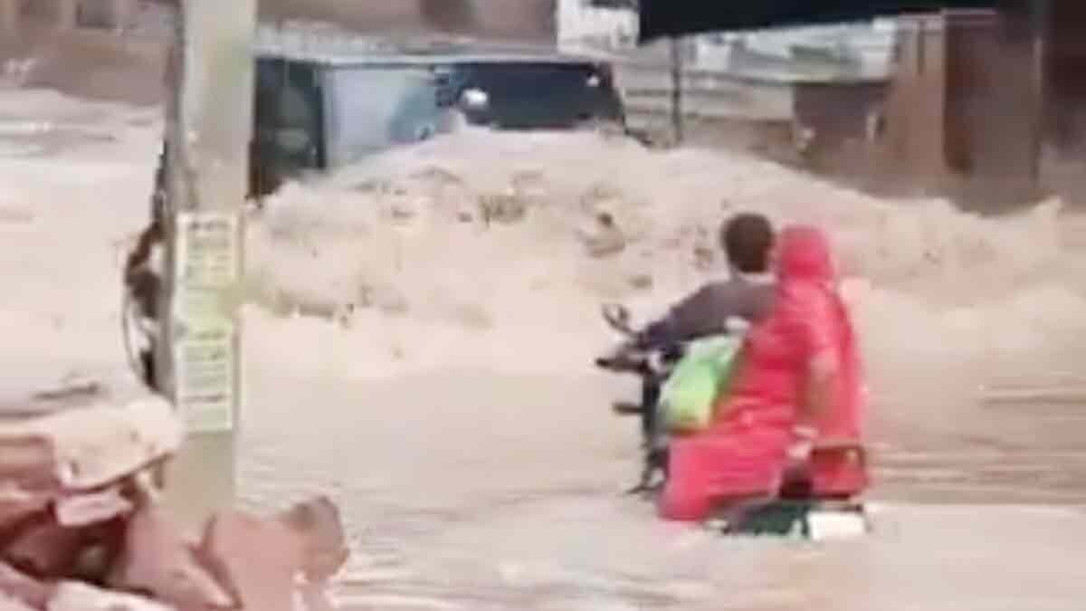 बाइक सवार मां-बेटे पानी में गिरे 