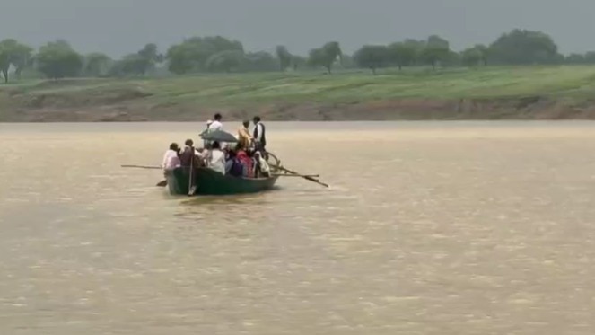 नाव से जाने को मजबूर लोग.