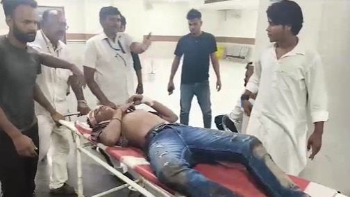 घायलों को अस्पताल ले जाते लोग.