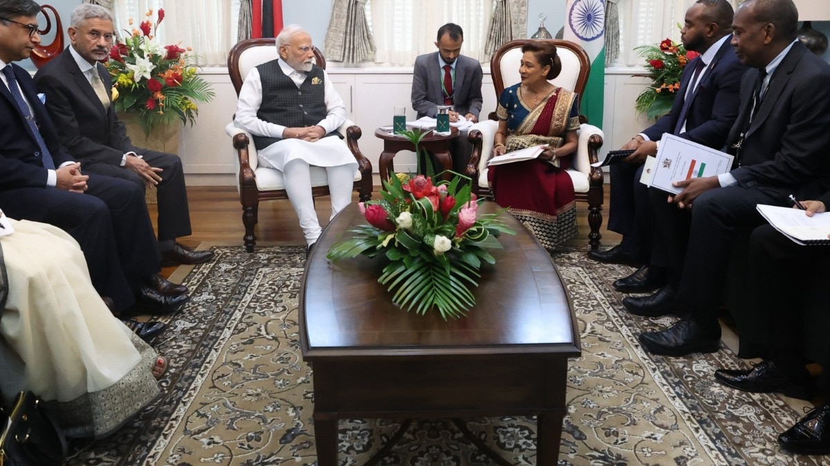 PM मोदी और कमला प्रसाद.