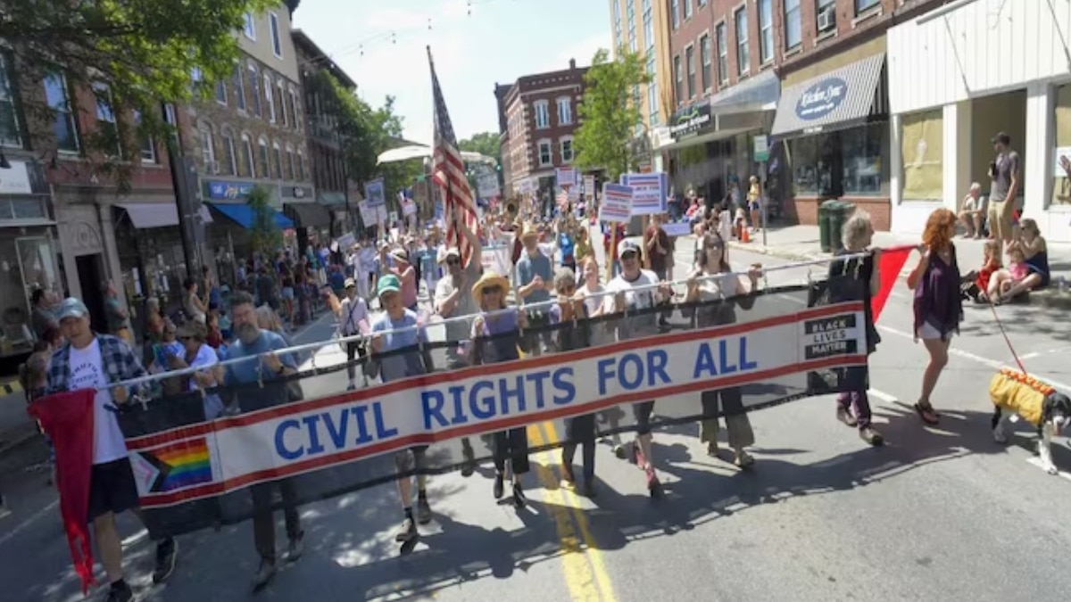 अमेरिका में प्रदर्शन करते लोग. 