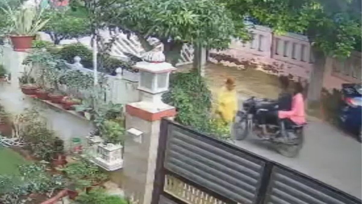 सीसीटीवी में दिखे चेन स्नैचर्स. (Screengrab)