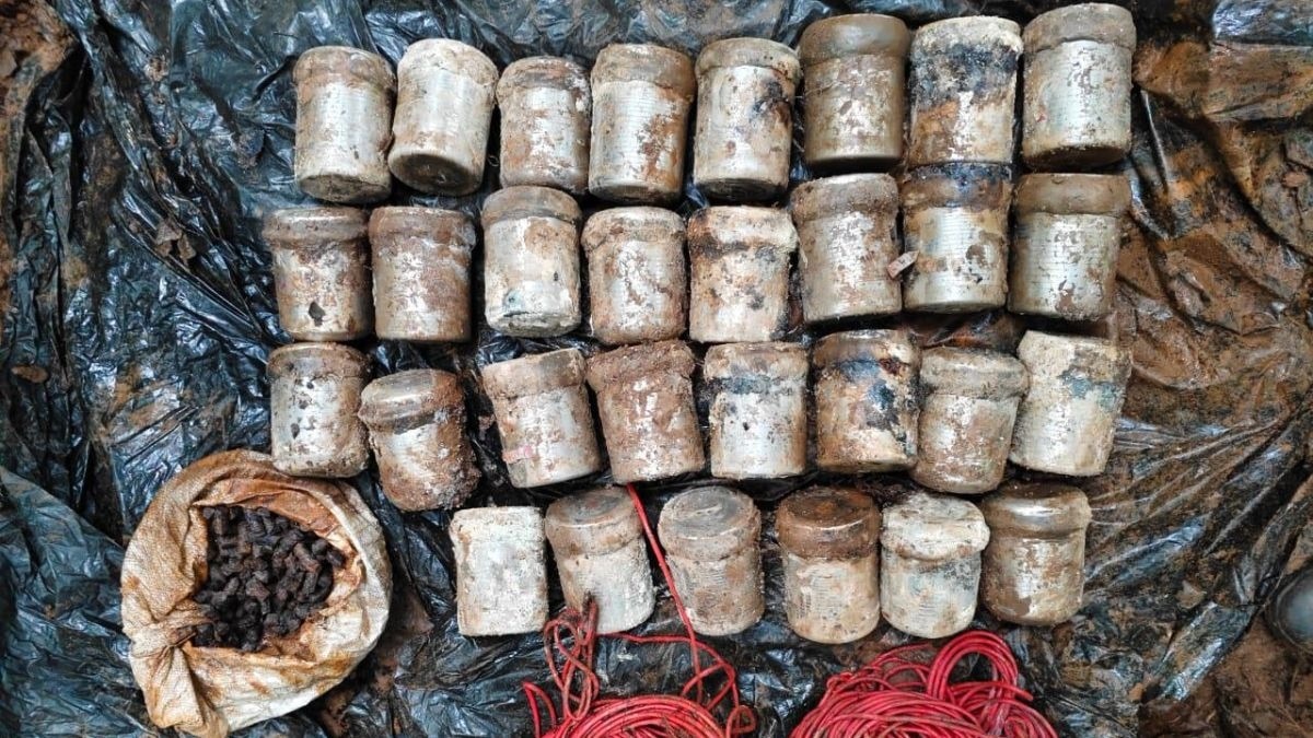 पश्चिम सिंहभूम में 30 IED बरामद. (Photo: Aajtak)