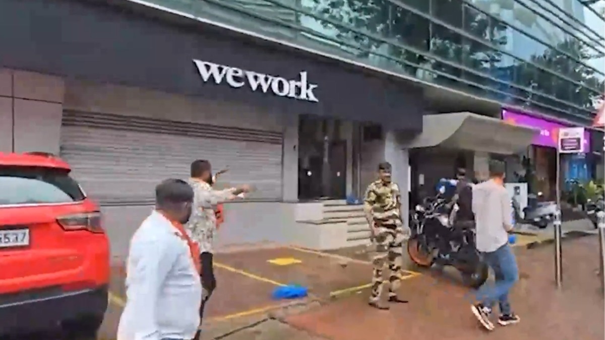 सुशील केडिया के दफ्तर के बाहर तोड़फोड़ करते मनसे कार्यकर्ता