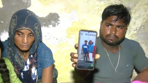 मृतक का फोटो दिखाते परिजन.