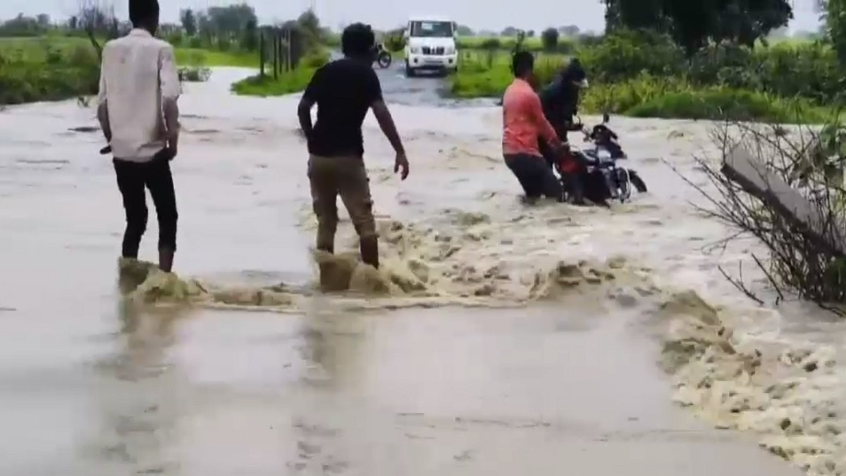 उफनती नदी पार करते समय बाइक के साथ बहा युवक
