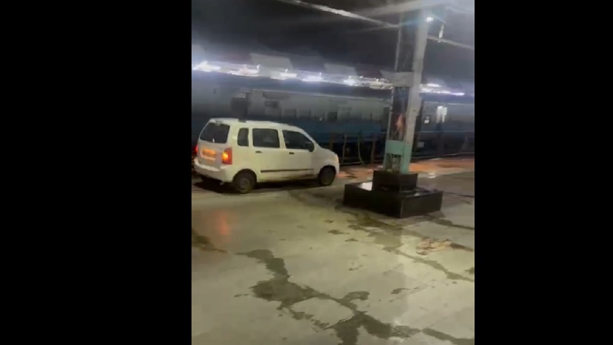 भोपाल रेलवे स्टेशन के प्लेटफॉर्म पर कार और स्कूटर दौड़ाते दिखे युवक