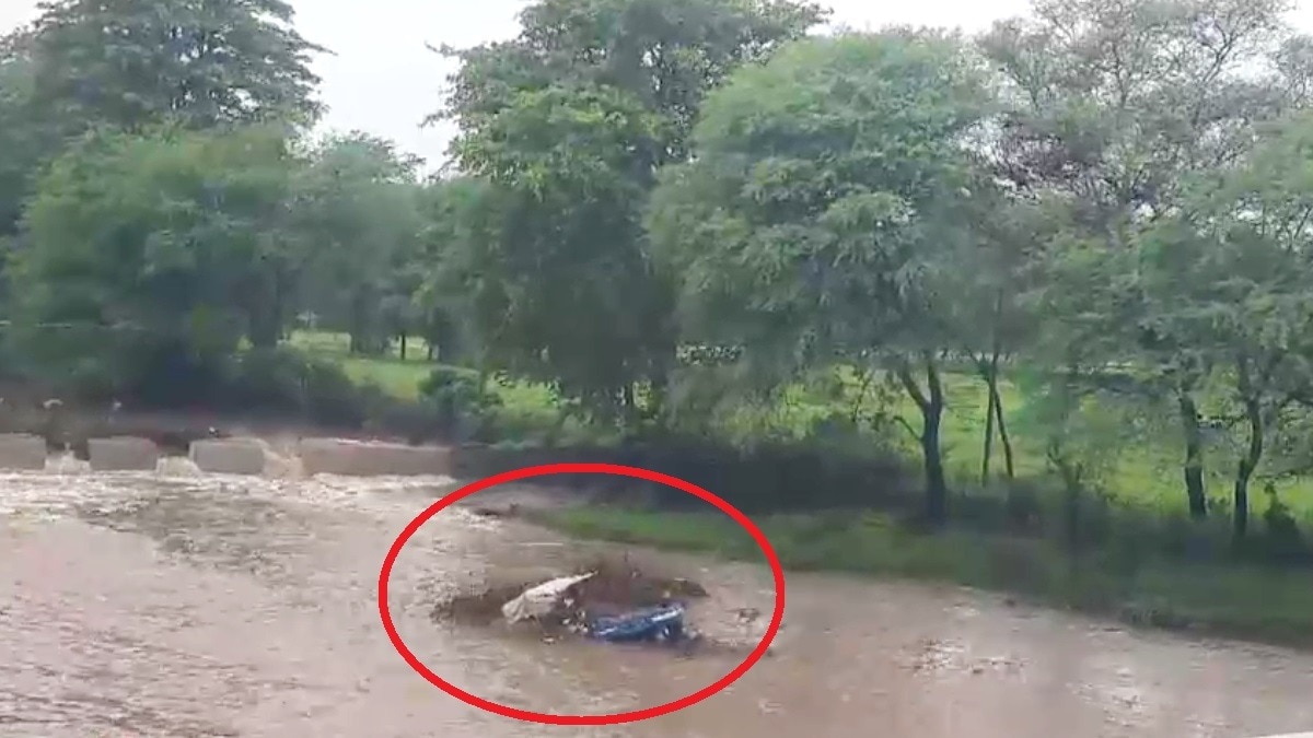 उफनते नाले में बहा ट्रैक्टर.