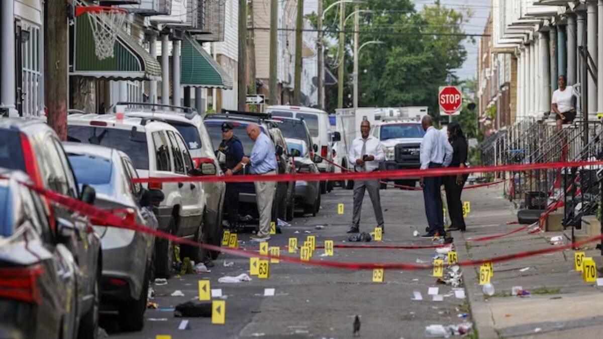 साउथ फिलाडेल्फिया में गोलीबारी की घटना के बाद जांच करती पुलिस.