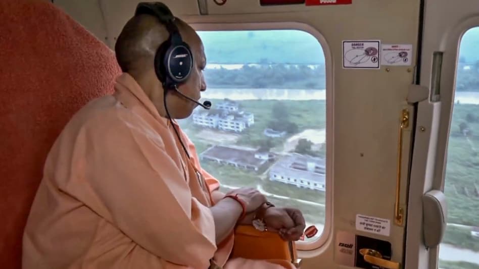 मुख्यमंत्री योगी आदित्यनाथ ने गाजियाबाद से बिजनौर तक हेलीकॉप्टर से कांवड यात्रा मार्ग का हवाई निरीक्षण किया.