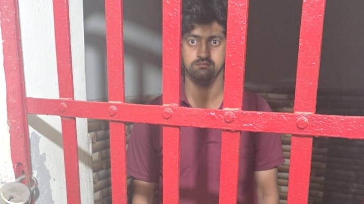 थूकने वाले युवक को पुलिस ने किया गिरफ्तार