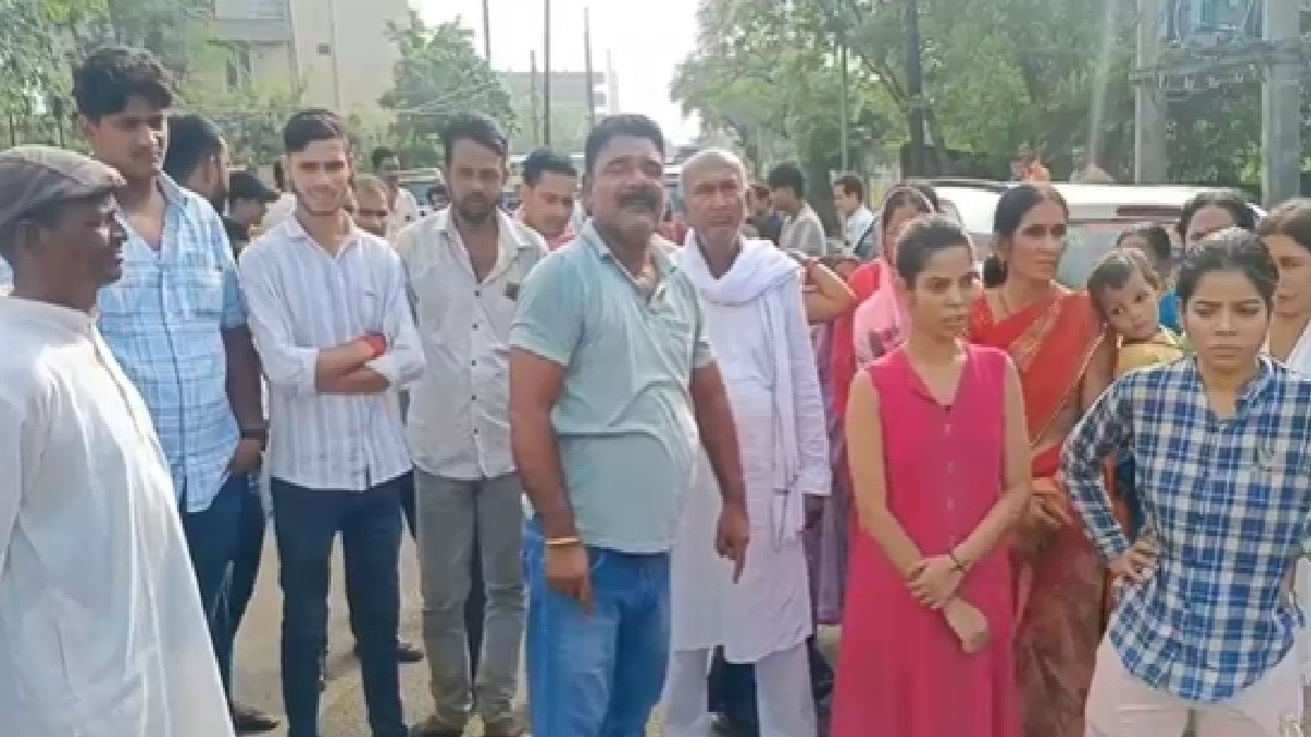 crowd outside hospital