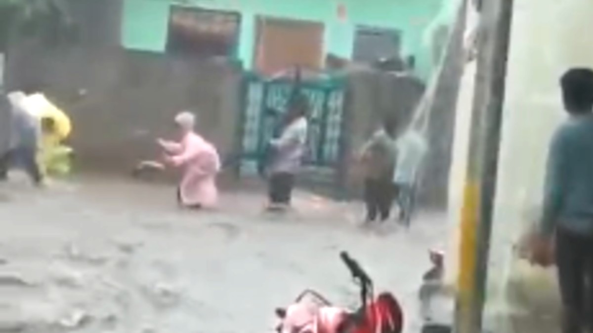 लोगों ने दौड़कर छात्र की जान बचाई.